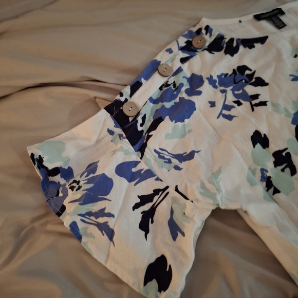 Ellen Tracy Women's Blue and White Linen Floral Blouse - Picture 4 of 7